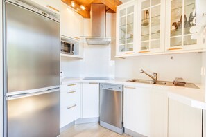 Geladeira, micro-ondas, cooktop, lava-louças