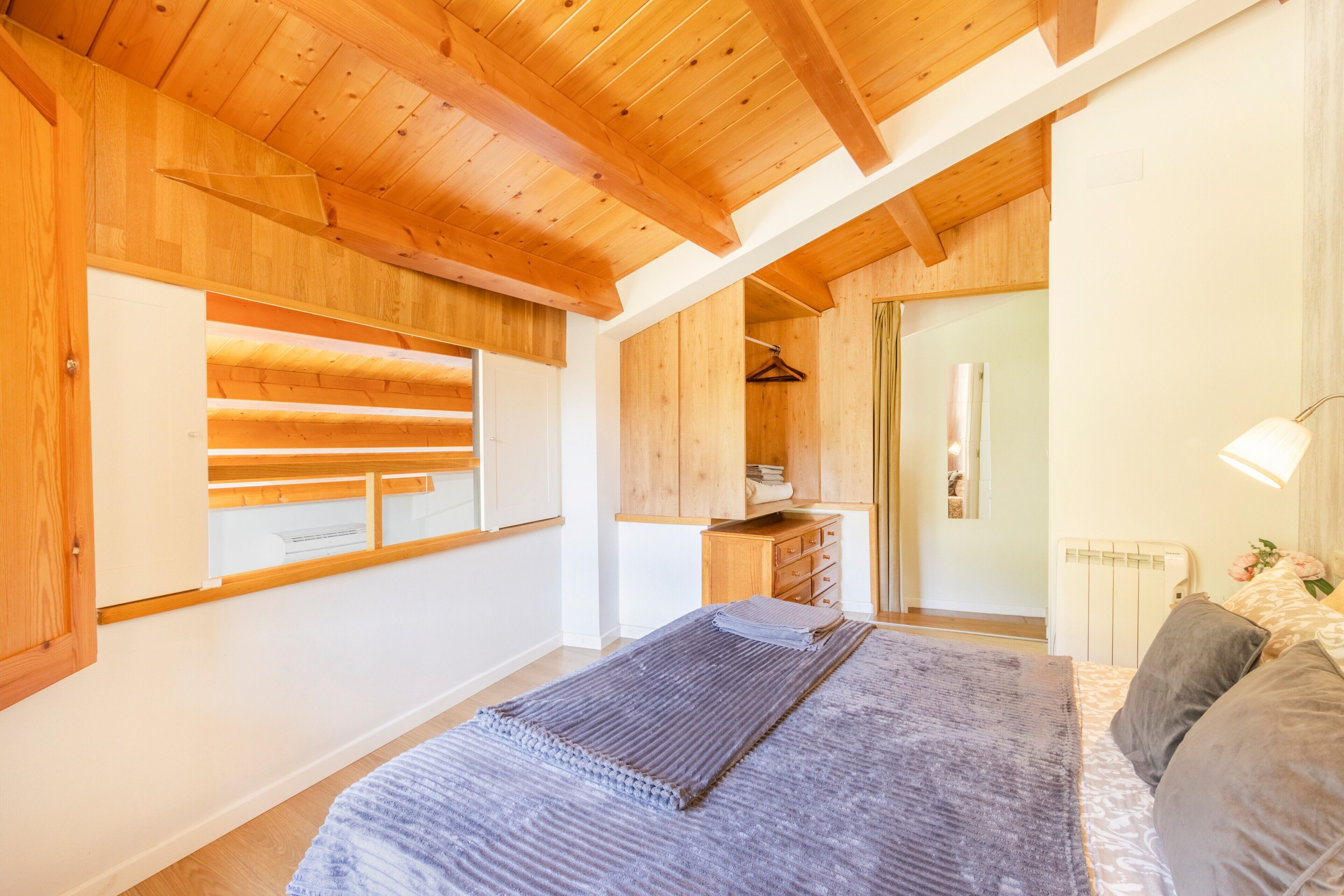 2 makuuhuonetta, työpöytä, silitysrauta/-lauta, ilmainen Wi-Fi