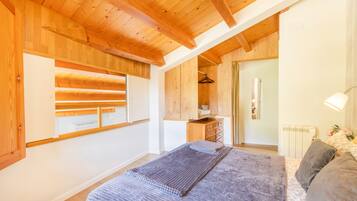 2 makuuhuonetta, työpöytä, silitysrauta/-lauta, ilmainen Wi-Fi