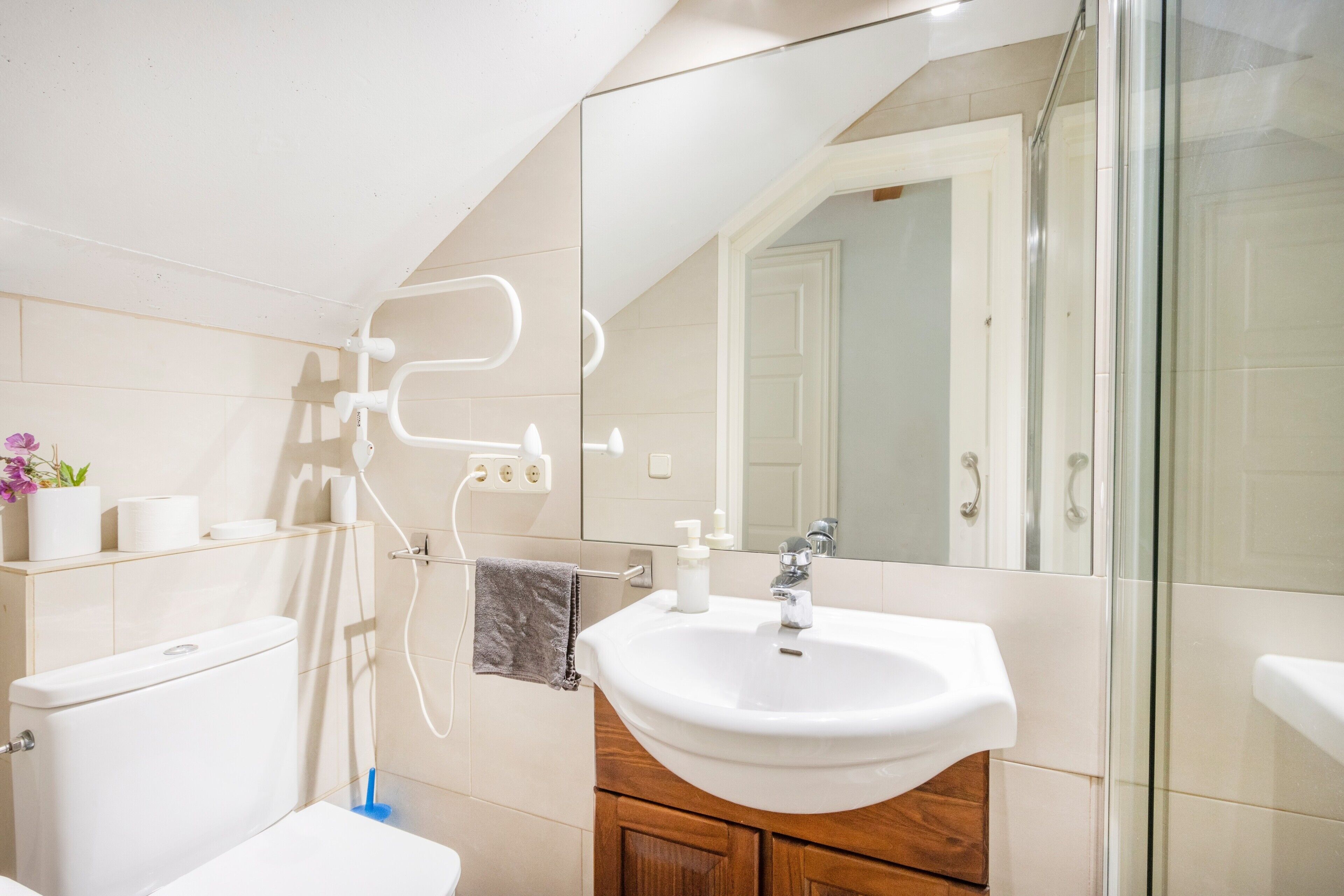 Suihku, ilmaiset hygieniatuotteet, hiustenkuivaaja, pyyhkeet