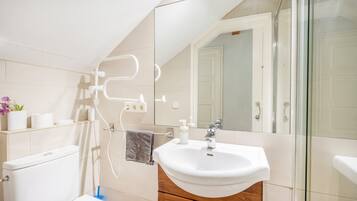 Suihku, ilmaiset hygieniatuotteet, hiustenkuivaaja, pyyhkeet