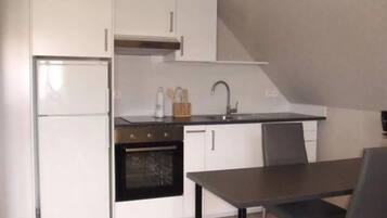 Een koelkast, een magnetron, een oven, een kookplaat