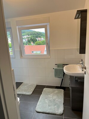 Hårtork, handdukar, tvål och toalettpapper