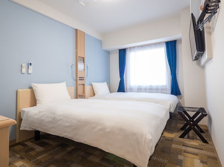 Free WiFi, bed sheets. Toyoko Inn Tenri Ekimae