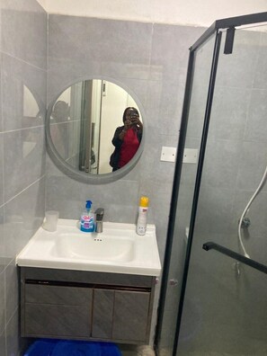 Serviettes fournies, savon, papier toilette