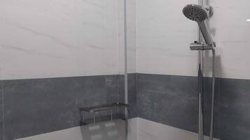 Double or Twin Room | Bathroom | Rainfall showerhead, towels