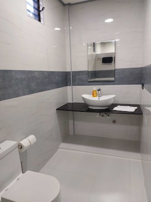 Double or Twin Room | Bathroom | Rainfall showerhead, towels