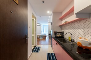 Basic Apartment | Private kitchen | Microwave, stovetop, rice cooker, cookware/dishes/utensils - RIVERGATE apartment infinity pool & Gym (Ho Chi Minh City)