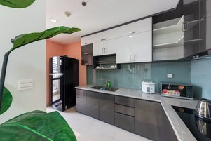Una cocina moderna con un lavamanos integrado, un microondas y un tostador.