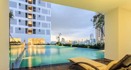 RIVERGATE apartment infinity pool & Gym