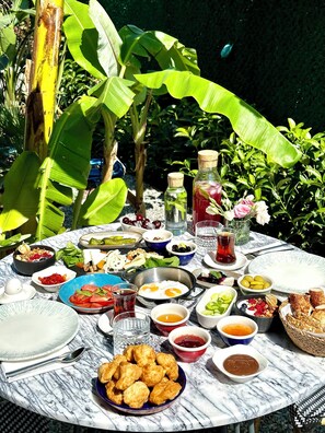 Desayuno típico de la región gratuito y diario