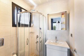 Habitación Deluxe, 1 cama de matrimonio con sofá cama, vistas al jardín | Baño | Ducha, artículos de higiene personal gratuitos y secador de pelo