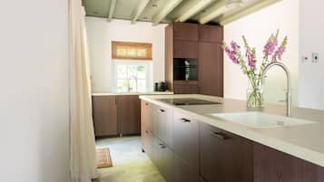 Een koelkast, een magnetron, een oven, een kookplaat