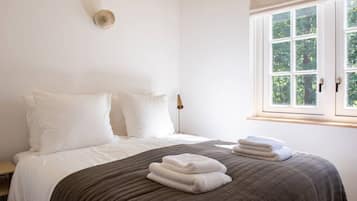 4 bedrooms, desk, iron/ironing board, free WiFi