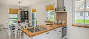 Neu Errichtetes Ferienhaus in Ruhiger Wohngegend mit Parkplatz, Sauna und Wlan