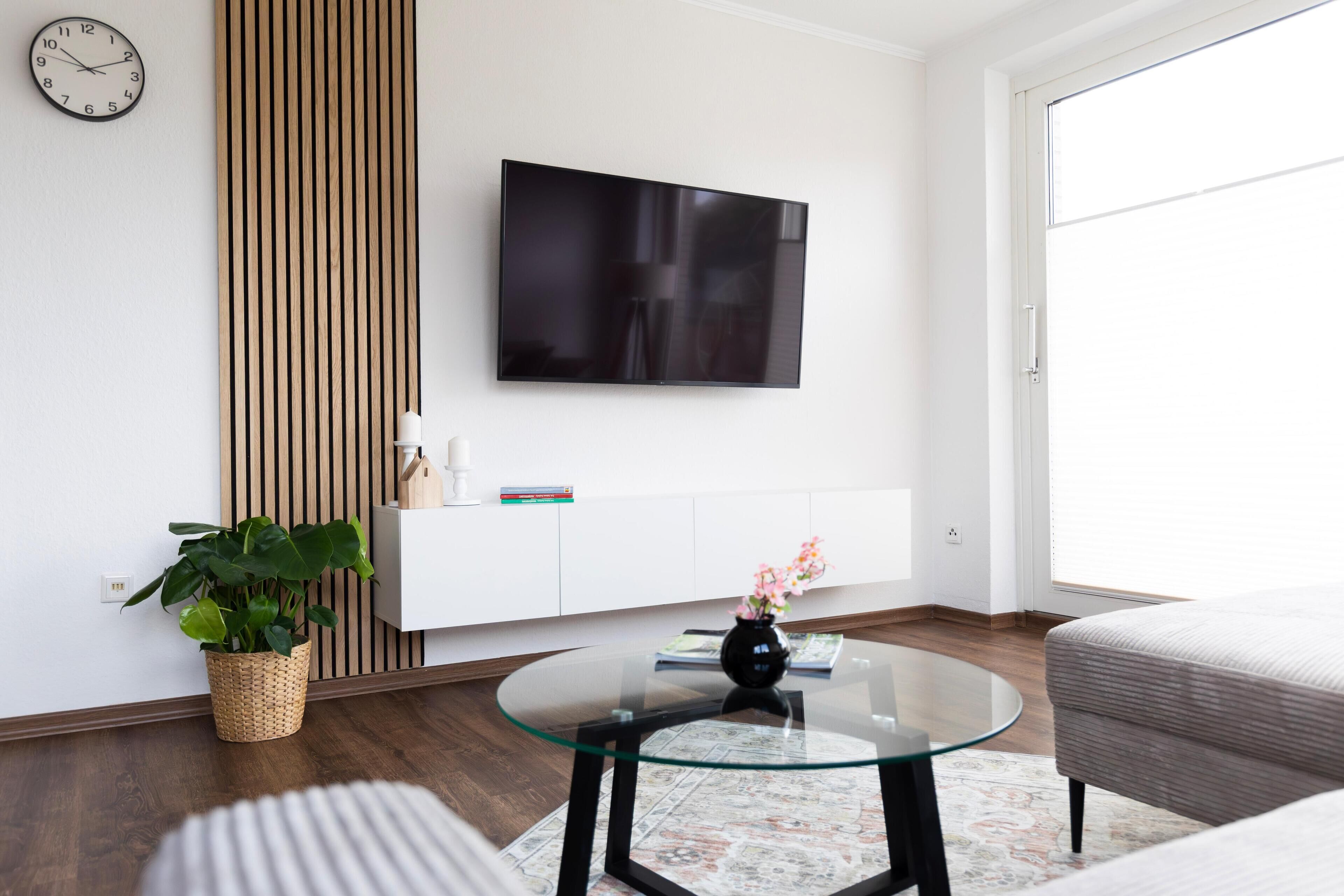 Fernseher, Bücher, Videothek, Stereoanlage