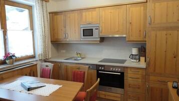 Kühlschrank, Mikrowelle, Herdplatte, Geschirrspüler