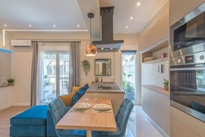 冷蔵庫、電子レンジ、オーブン、コンロ