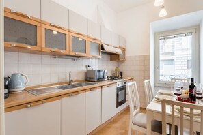 Private kitchen - The Best Rent - Three-beroom flat near Colosseum (Roma)