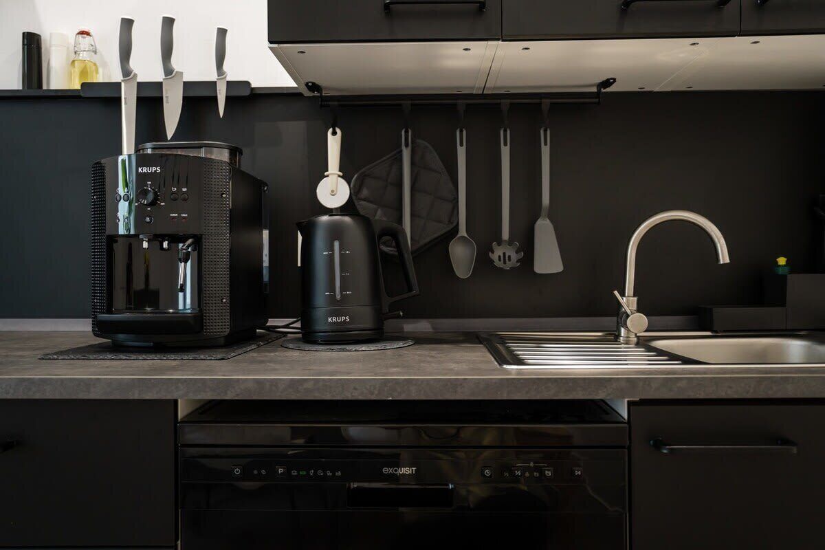 Fridge, oven, stovetop, dishwasher