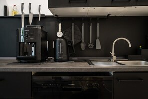 Een koelkast, een oven, een kookplaat, een vaatwasser