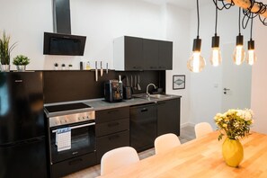 冷蔵庫、オーブン、コンロ、食器洗い機