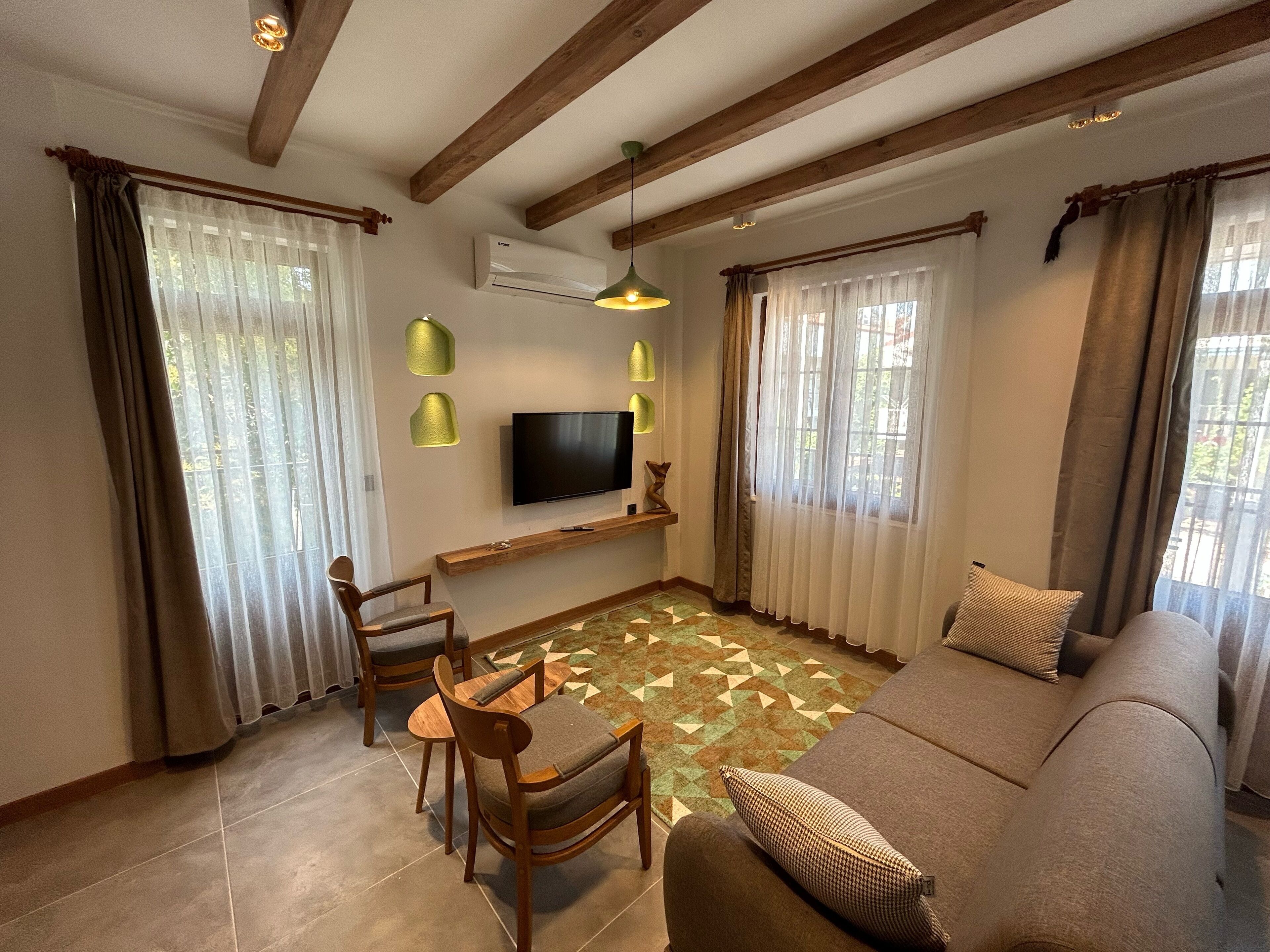 Basic-Apartment | Wohnzimmer | LED-Fernseher