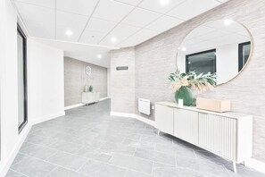 Interior - Stylish & Bright 2 Bedroom Apartment in Solihull (Birmingham)