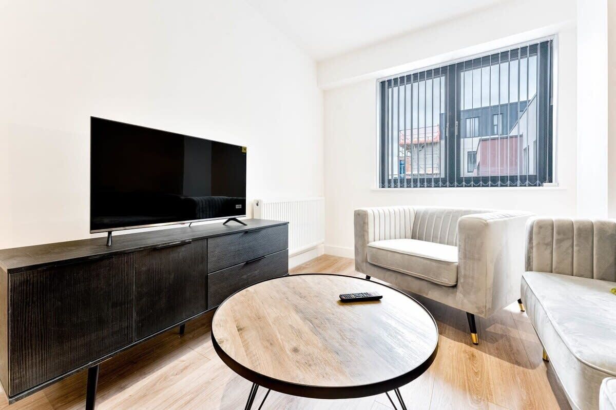 Una televisión, una oficina