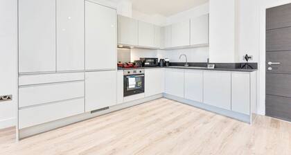 Stylish & Bright 2 Bedroom Apartment in Solihull