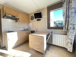 Kühlschrank, Mikrowelle, Wasserkocher mit Kaffee-/Teezubehör, Toaster