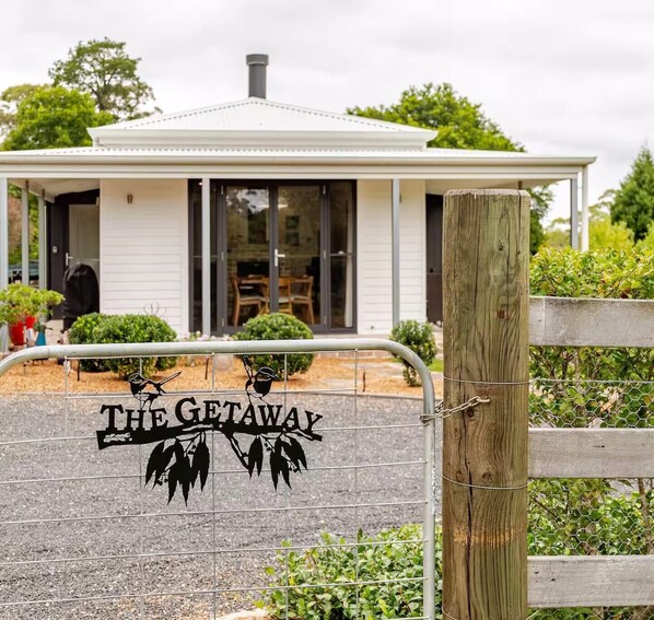Exterior detail - Charming luxury rural cottage close to National Parks and city of Sydney. (Galston)