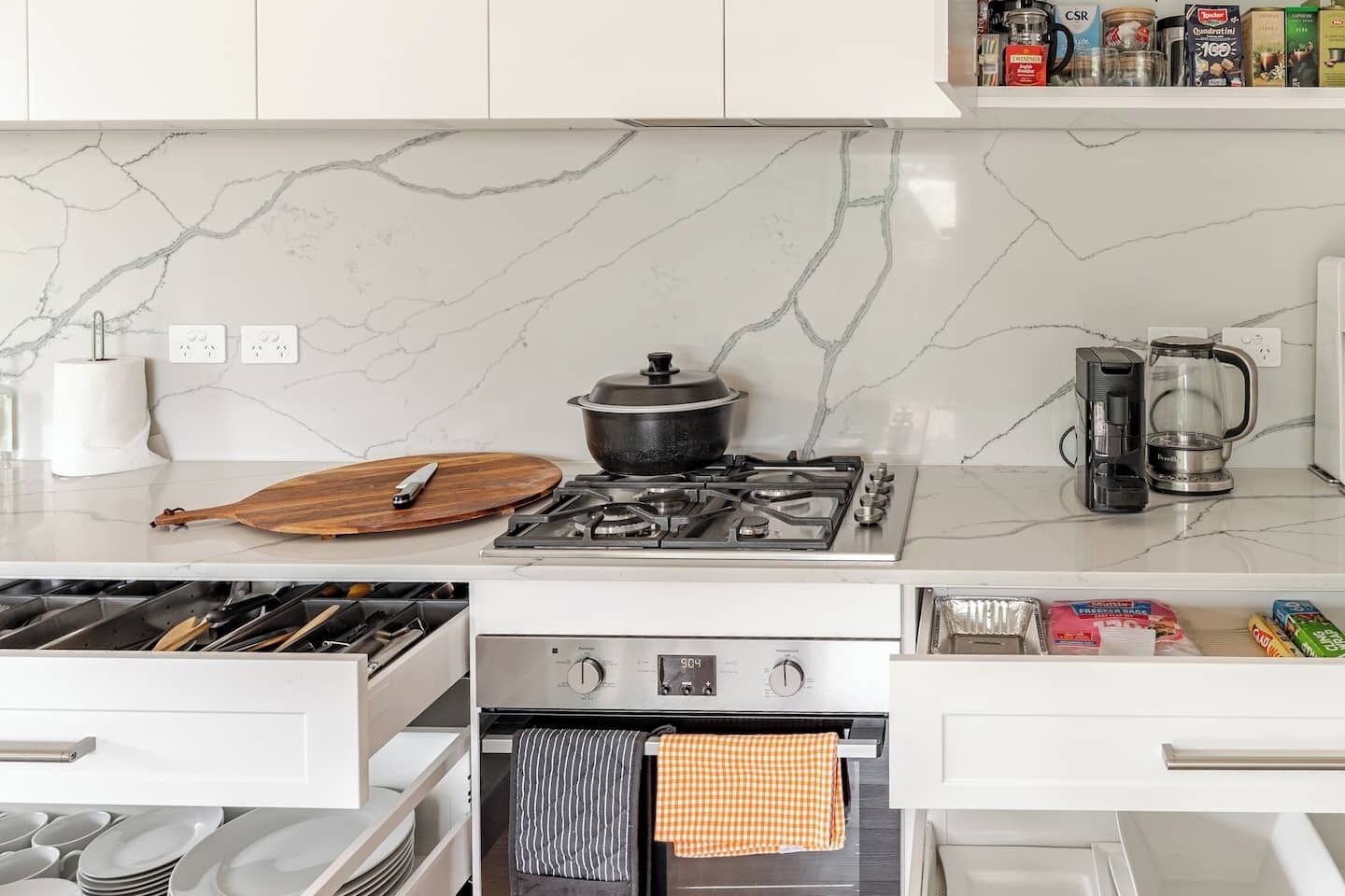 雪櫃、微波爐、焗爐、爐具