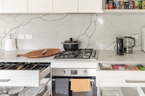 Fridge, microwave, oven, stovetop - Charming luxury rural cottage close to National Parks and city of Sydney. (Galston)