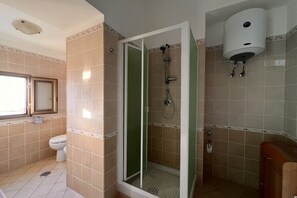 Douche, sĂšche-cheveux, bidet, serviettes fournies