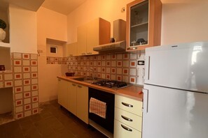Réfrigérateur, four, plaque de cuisson, cafetiÚre/bouilloire