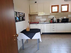 Refrigerador, microondas, horno y cafetera y tetera 