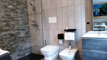 Dusch, hårtork, bidé och handdukar