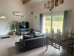 Tv, tv-spel, dvd-spelare och en stereo