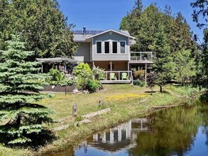 Exterior - Serenity Shores Kayak Paradise (Tobermory)