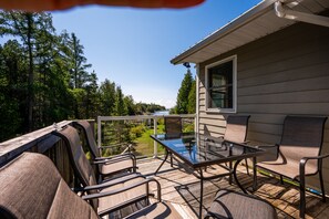 Outdoor dining - Serenity Shores Kayak Paradise (Tobermory)