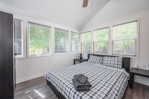 4 bedrooms, desk, iron/ironing board, free WiFi - Serenity Shores Kayak Paradise (Tobermory)