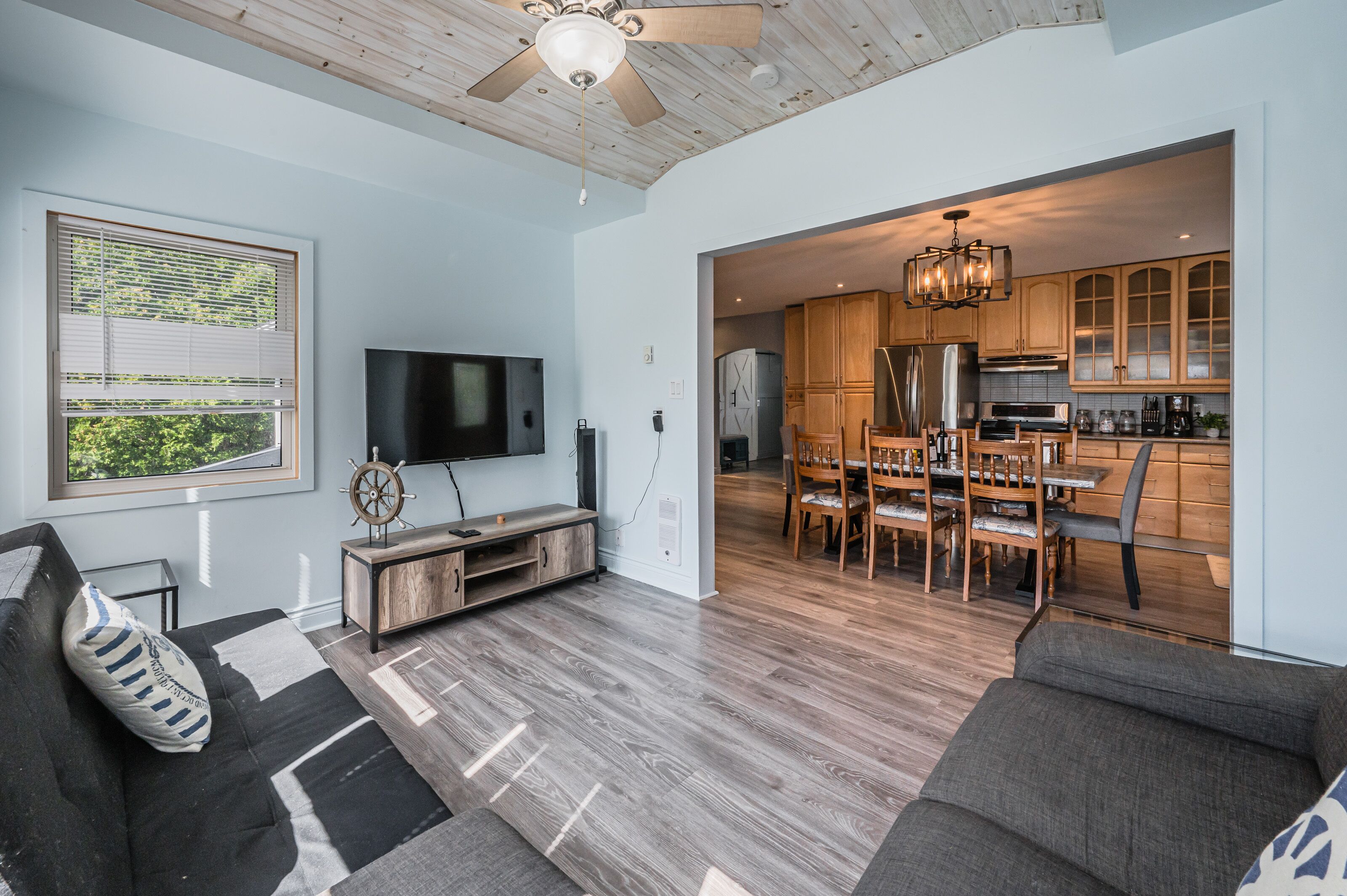 TV connectée, cheminée, espaces bureaux