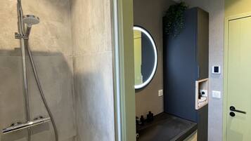 Een douche, een haardroger, een bidet, handdoeken