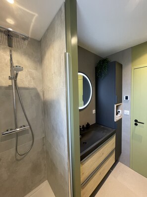 Shower, hair dryer, bidet, towels - Eseozone un T3 ou il Fait bon Vivre (Niort)