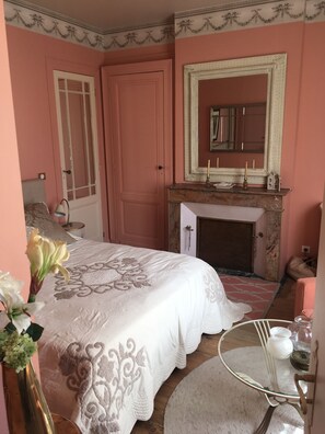 2 Schlafzimmer, Schreibtisch, Bügeleisen/Bügelbrett, Reisekinderbett