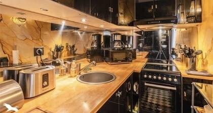 Beautiful apartment in Bordeaux right in the city center.