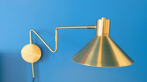 A wall-mounted lamp with a spherical base and a conical shade. - Bohème Historic | City | 100m2 | Netflix (Landshut)