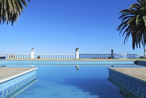 A clear blue pool with a white balustrade and palm trees. - Vacation home in a paradisiacal garden with pool all to yourself (Orotava)