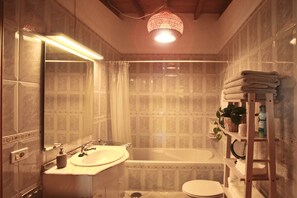 Sèche-cheveux, serviettes fournies, savon, papier toilette